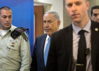 BENJAMIN Netanyahu (tengah) dan Eyal Zamir (kiri). - AFP