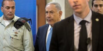 BENJAMIN Netanyahu (tengah) dan Eyal Zamir (kiri). - AFP