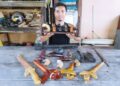 ABDUL Syukur Mohd. menunjukkan pelbagai bentuk ulu dan sarung keris tradisional Terengganu yang dihasilkannya di bengkel di Kampung Losong Haji Mohd., Kuala Terengganu, Terengganu. - MINGGUAN/PUQTRA HAIRRY