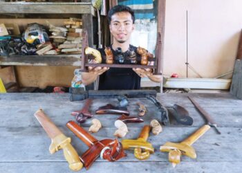 ABDUL Syukur Mohd. menunjukkan pelbagai bentuk ulu dan sarung keris tradisional Terengganu yang dihasilkannya di bengkel di Kampung Losong Haji Mohd., Kuala Terengganu, Terengganu. - MINGGUAN/PUQTRA HAIRRY