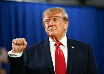 DONALD Trump berdepan tekanan menjelang pilihan raya pertengahan penggal. - AFP