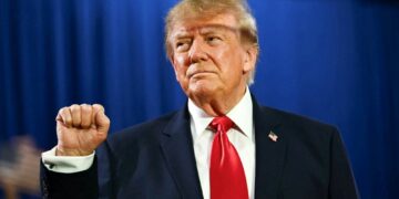 DONALD Trump berdepan tekanan menjelang pilihan raya pertengahan penggal. - AFP
