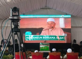 TUAN Ibrahim Tuan Man semasa menyampaikan Kuliah Perdana Sempena Karnival Rakyat 36 Tahun Membangun Bersama Islam (BMI) di Dataran Warisan Sultan Muhammad IV, Kota Bharu, Kelantan, - UTUSAN/ROSLIZA MOHAMED