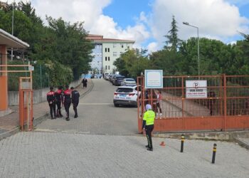 SEORANG pelajar maut diserang di sebuah sekolah menengah di Istanbul. - AFP