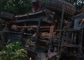ANGGOTA bomba memeriksa keadaan trak pikap yang dinaiki mangsa selepas terjunam ke dalam gaung sedalam kira-kira 100 meter di Jalan Ladang Pos Pulat, Gua Musang, Kelantan.