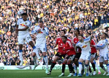 PEMAIN pertahanan Leeds United, James Justin (kiri), menanduk keluar bola ketika beraksi menentang Manchester United dalam aksi Liga Perdana Inggeris di Elland Road, Leeds, England, hari ini. - AFP