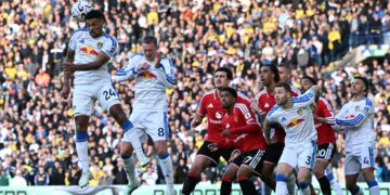 PEMAIN pertahanan Leeds United, James Justin (kiri), menanduk keluar bola ketika beraksi menentang Manchester United dalam aksi Liga Perdana Inggeris di Elland Road, Leeds, England, hari ini. - AFP