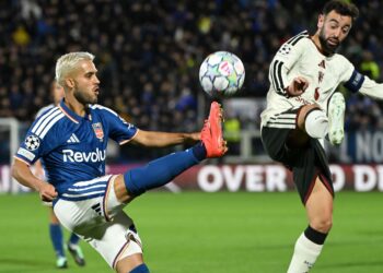 YAN Couto (kiri) daripada berebut bola dengan Bruno Fernandes, pada aksi Liga Juara-Juara UEFA di Stadio Giuseppe Sinigaglia, Como, Itali, semalam. - AFP