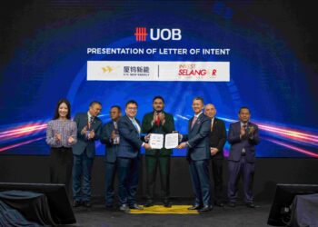 RAJA Muda Selangor Tengku Amir Shah (tengah) mencemar duli menyaksikan majlis penyerahan Surat Hasrat (LoI) hasil kerjasama UOB Malaysia dan Invest Selangor pada Sidang Kemuncak Perniagaan Antarabangsa Selangor (SIBS) 2026.