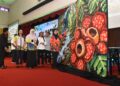 RAJA Nor Safinas ketika menyempurnakan gimik perasmian Karnival Alam Sekitar UPSI 2026, Peluncuran Bottle Cap Mural serta Polisi dan Pelan Tindakan Environmental, Social and Governance (ESG) di Dewan SITC, Kampus Sultan Abdul Jalil Shah, UPSI.