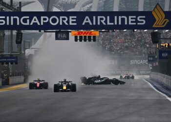 GEORGE Russell (tengah kanan) terbabas ketika Lewis Hamilton (kiri) dan Max Verstappen (dua dari kiri) meneruskan perlumbaan pecut menjelang Grand Prix Formula Satu Singapura di Litar Jalan Raya Marina Bay, Singapura, semalam hari ini. - AFP