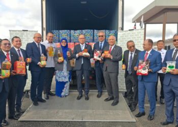 WAN Rosdy Wan Ismail (tengah) menunjukkan barangan kering yang akan diagihkan ke 167 pangkalan hadapan sempena Majlis Pelancaran Penghantaran Barang Makanan Kering ke Pangkalan Hadapan Peringkat Negeri Pahang bagi MTL 2026/2027 di Felda Sungai Koyan, Lipis, Pahang. - UTUSAN/SALEHUDIN MAT RASAD