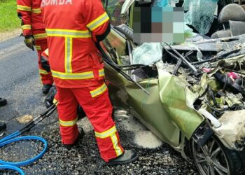 KEADAAN kereta dipandu mangsa kemalangan dengan sebuah lori di Jalan Sitiawan, Kampung Tengah Beruas dekat Pantai Remis hari ini.