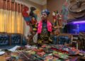 YUSPHA Ziladen Yusoff menunjukkan sebahagian patung wayang kulit yang dimilikinya di Kampung Raja, Besut, Terengganu. – MINGGUAN/PUQTRA HAIRRY