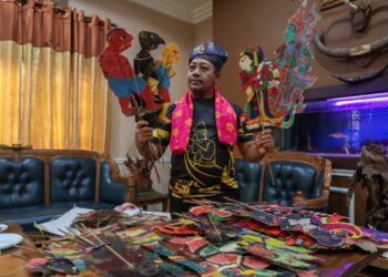 YUSPHA Ziladen Yusoff menunjukkan sebahagian patung wayang kulit yang dimilikinya di Kampung Raja, Besut, Terengganu. – MINGGUAN/PUQTRA HAIRRY