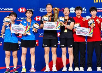 Low Zi Yu dan pasangannya, Genevie Lim (tengah) meraih gelaran dunia selepas membenam Nijika Kamata-Shizuku Kashio 15-7, 9-15, 15-12 dalam final di Stadium Antarabangsa Kaherah, Mesir. - IHSAN UKAS
