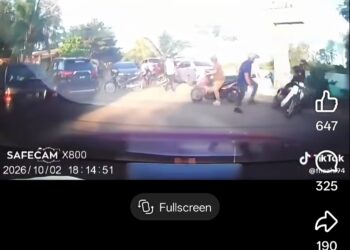 TANGKAP layar memaparkan seorang penunggang motosikal terjatuh selepas dipercayai ditendang individu dalam kejadian di Pantai Sri Tujoh, Tumpat, Kelantan.