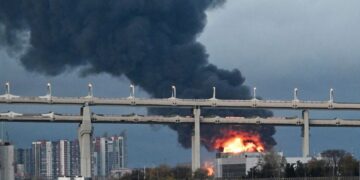 GAMBAR fail asap menjulang selepas serangan udara Ukraine ke atas terminal minyak di Saint Petersburg. - AFP
