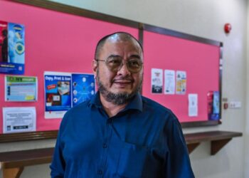 ZAHARUDDIN Hamid yang didakwa atas pertuduhan menerima suapan berjumlah RM170,477 ketika hadir di Mahkamah Tinggi Kuala Lumpur di sini, hari ini. - UTUSAN/SYAKIR RADIN