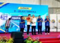 AHMAD Zahid Hamidi menyampaikan hadiah kepada pemenang acara Larian Jambatan Sultan Nazrin Shah di Bagan Datuk hari ini.