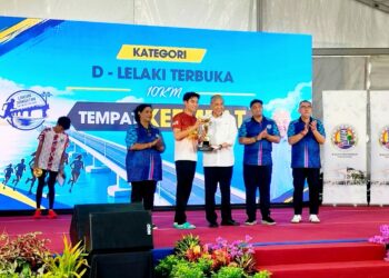 AHMAD Zahid Hamidi menyampaikan hadiah kepada pemenang acara Larian Jambatan Sultan Nazrin Shah di Bagan Datuk hari ini.