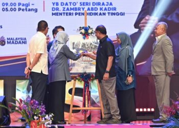 ZAMBRY Abd. Kadir (tiga dari kanan) merasmikan Penutup Konvensyen KARISMA Pemimpin Muda IPT 2026 di UPSI di Tanjung Malim.