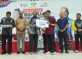 ZAMBRY Abd. Kadir (tiga dari kiri) menyerahkan replika Bantuan Pendidikan Bersasar kepada penerima dalam program di Lumut, Perak hari ini. - UTUSAN/FADZIL ZAINOL