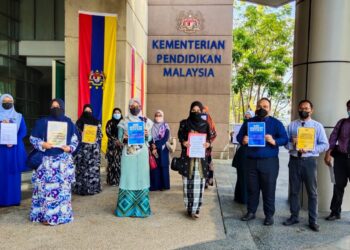 SEKUMPULAN graduan ikhtisas pendidikan hadir menyerahkan memorandum kepada KPM, di Putrajaya.