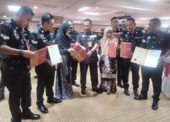 SEBAHAGIAN penerima anugerah menunjukkan sijil penghargaan selepas Majlis Anugerah Perkhidmatan Cemerlang 2021 Peringkat Zon Timur di Kota Darulnaim ,Kota Bharu, Kelantan hari ini. -UTUSAN/ROHANAMOHD.NAWI