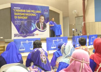 ISHAM JALIL berucap pada Program Cabaran dan Peluang BN di Bandar Dalam PRU15 yang diadakan di Dewan Taman Molek, Johor Bahru hari ini.