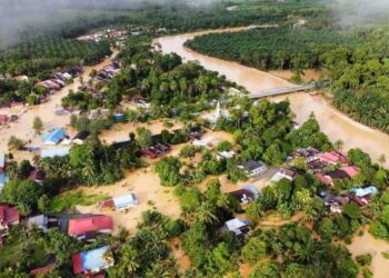 KEADAAN banjir yang melanda beberapa buah kampung di Sungai Siput semalam. - UTUSAN/IHSAN JBPM
