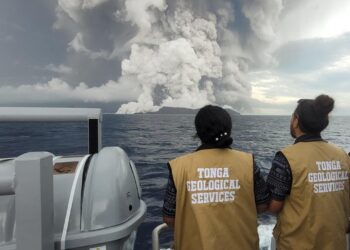 AHLI geologi memantau letusan gunung berapi di Tonga. - FACEBOOK