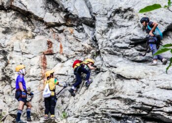 Peserta mendaki lereng via ferrata perlu berdisiplin dan bekerjasama serta mematuhi arahan petugas untuk sampai di puncak dengan selamat. UTUSAN/HARIS FADILAH AHMAD