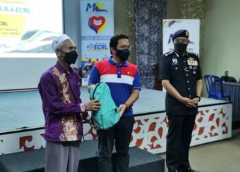 DARWIS Abdul Razak (tengah) menyampaikan beg sekolah kepada wakil penduduk B40 dalam program Mesra ECRL di Kota Bharu hari ini.
