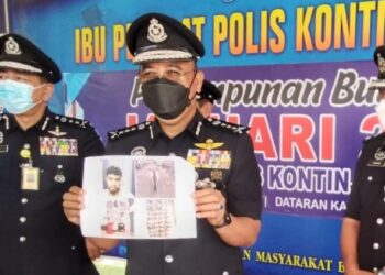 SHAFIEN Mamat menunjukkan gambar suspek dan peralatan paip yang dicurinya. - UTUSAN/ROHANA MOHD. NAWI