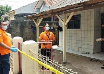RUMAH sewa di Ciketing Udik di bandar Bekasi disita polis selepas menjadi lokasi kejadian pembunuhan tragis tiga sekeluarga yang diracun bapa tiri.-AGENSI
