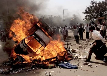 KENDERAAN terbakar di Ahmedabad, India pada 28 Februari 2002 di mana berlaku rusuhan kaum sehingga lebih 1,000 penduduk maut.-AGENSI