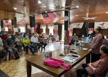 DOUGLAS Uggah (berdiri) ketika berucap pada mesyuarat perwakilan PBB Bahagian Kubal Ulu di Rh. Mendit Unsu di Penom Ulu Paku, Spaoh, di sini hari ini.