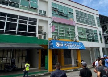 ANGGOTA penyelamat dan orang ramai disekitar berusaha memujuk wanita berkenaan yang cuba terjun dari luar tingkap tingkat tiga bangunan di sini hari ini.