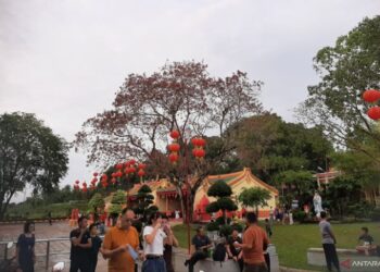 PELANCONG melawat Dharma Sasana, kuil Buddha tertua di Kota Tanjungpinang di Kepulauan Riau.-AGENSI