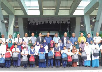 MAJLIS penyampaian sumbangan keperluan sekolah oleh Pelabuhan Tanjung Pelepas dan Lembaga Pelabuhan Johor kepada 170 pelajar kurang berkemampuan di Wisma PTP, Johor Bahru, baru-baru ini.