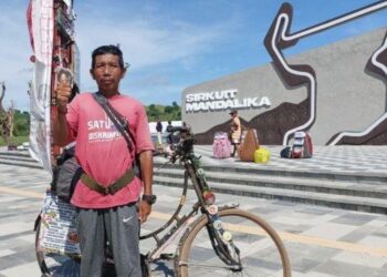 SISWANTO mengayuh basikal selama tujuh hari dari Jember ke Lombok untuk melihat Litar Mandalika. - AGENSI