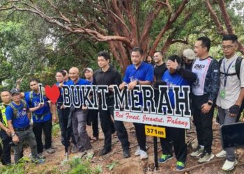 TENGKU HASSANAL Ibrahim Alam Shah (tengah) bersama Mohd. Sharkar Shamsudin (depan, dua dari kanan) bersama sebahagian pendaki ketika berada di puncak setinggi 371 meter Bukit Merah di Jerantut, Pahang.
