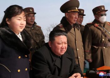 JONG-un (tengah) bersama anak perempuannya (kiri) sedang memerhati ujian pelancaran peluru berpandu kepala peledak simulasi serangan nuklear taktikal di daerah Cholsan, wilayah Pyongyang Utara. - AFP