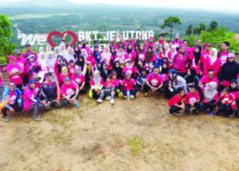 SEBAHAGIAN daripada ahli kelab Famili BB Hikers bergambar kenangan di puncak Bukit Jelutong di Kampung Kepah,  Hulu Terengganu, Terengganu, baru-baru ini.