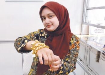 SEORANG pembantu kedai emas menunjukkan rantai tangan berbentuk sauh di Jalan Buluh Kubu, Kota Bharu, Kelantan. - UTUSAN/ ROSLIZA MOHAMED
