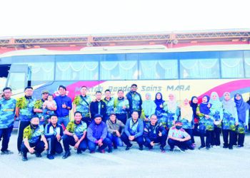 SHAHARIMAN Abdul Rahman (duduk dua kanan) bersama guru dan kakitangan MRSM Sungai Besar menziarahi perkampungan Orang Asli Sungai Siput, Perak.