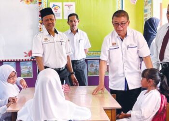 DR. ROSLAN Hussin bertanya khabar murid ketika mengadakan lawatan hari pertama persekolahan sesi 2023/2024 di Sekolah Kebangsaan (SK) Undang Abdullah, Jelebu, Negeri Sembilan, semalam. – FOTO/ZAKKINA WATI AHMAD TARMIZI