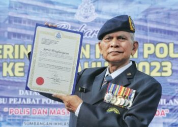 MOHAMMAD Noh Mansor menunjukkan sijil penghargaan diterimanya pada Majlis Sambutan Peringatan Hari Polis Ke-216 Tahun 2023 Peringkat Kontinjen Negeri Sembilan di IPK Negeri Sembilan di Seremban, semalam. - UTUSAN/MOHD. SHAHJEHAN MAAMIN