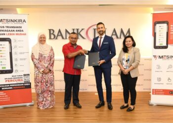 MOHD. Nazri Chik (dua kiri) dan Syed Omar Syed Abu Bakar Almohdzar bertukar dokumen perjanjian.